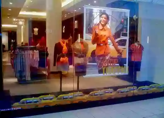 “How To Visual Merchandise And Create Killer Retail Display Windows” by Bob Phibbs via Retail Doctor Blog plus intro to outstanding window graphics vendor who is providing a very special discount for BRA Retail Members